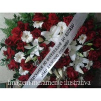 Cód. 12 - Coroa de rosas vermelhas importadas, lírios brancos e gerberas brancas